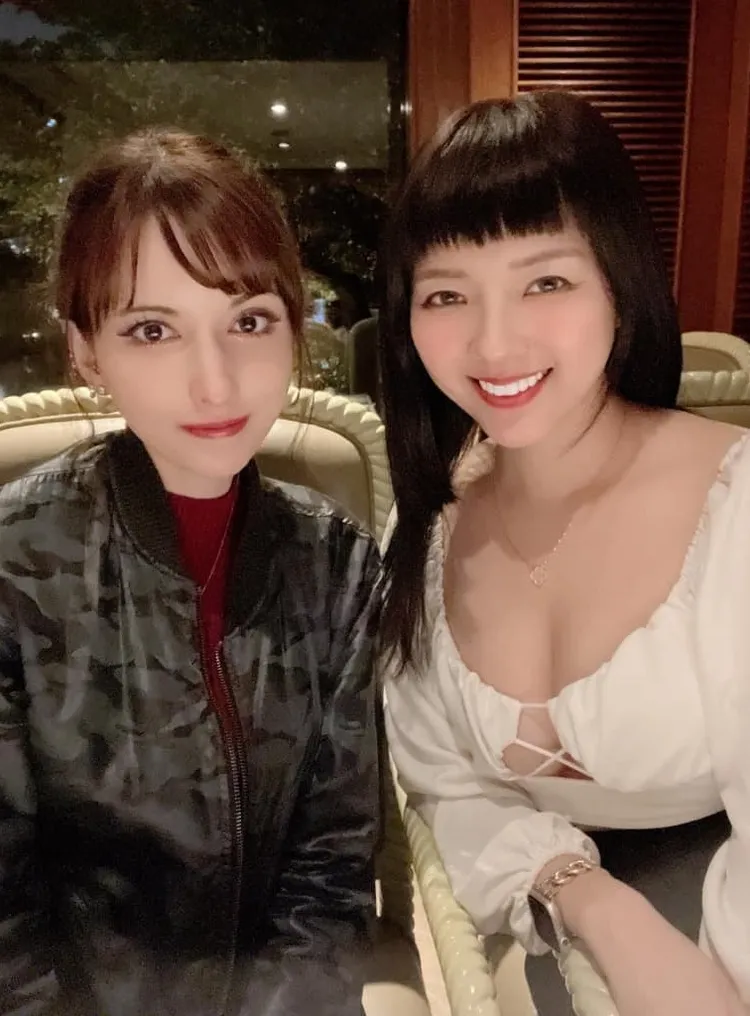 今天雞排發放活動，也請來「AV女神」瀧澤蘿拉一起幫謝票。取自臉書Molly 翎熹