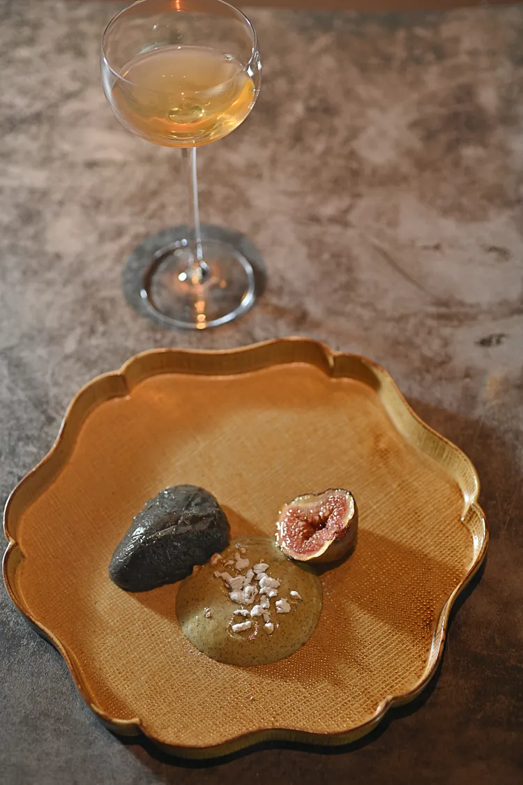 「芝麻葛餅」的石頭意象，訴說家族的石業與爺爺守護家人的故事。業者提供