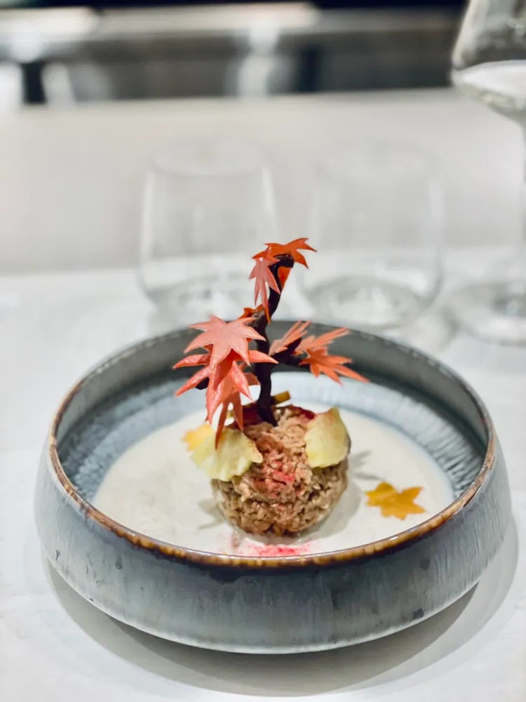 「秋季盆栽」靈感來自於平塚牧人到台灣後的第一個創作。曾仲葳攝