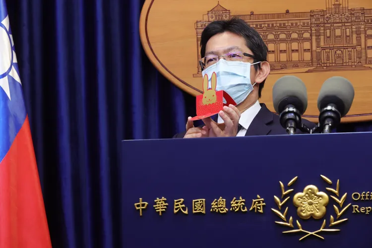 高遵介紹賀年卡蘊藏巧思。總統府提供