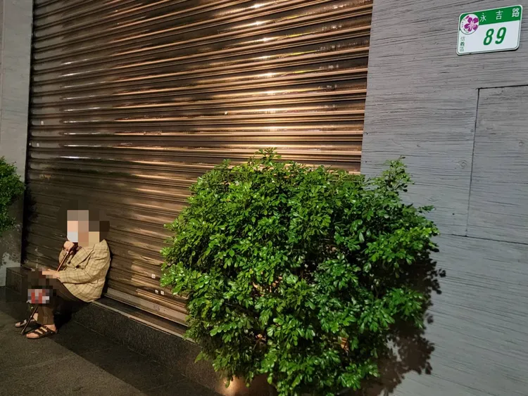 迷途老婦讀坐路邊，因天寒地凍，老婦忍不住全身顫抖。翻攝畫面