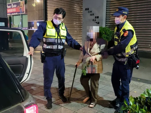 老婦坐路邊冷到全身顫抖　北市警護送助返家