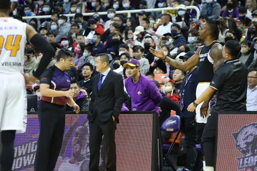 自己有伤没上场球迷嘘队友　霍华德难受：不该这样，他们都是我家人！