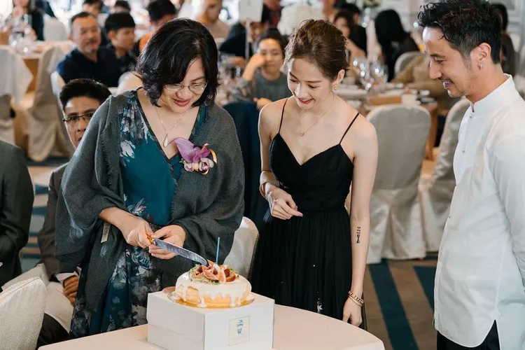 簡嫚書（中）和雲昌隆結婚當天，也是簡媽媽生日。翻攝簡嫚書臉書