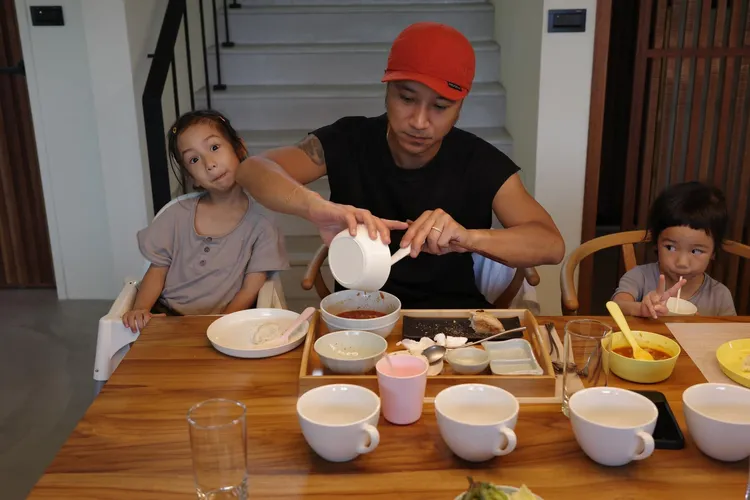 簡嫚書的最愛，老公雲昌隆和2位寶貝女兒。翻攝簡嫚書臉書