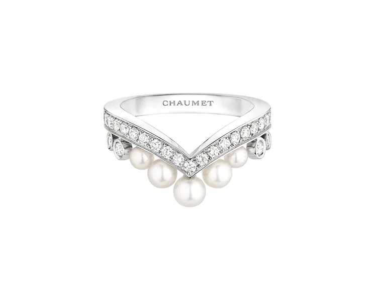 Joséphine Aigrette 18K白金珍珠戒指，約16萬5000元。品牌提供