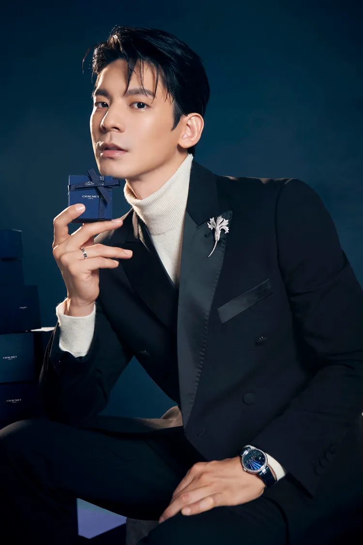 近年在演藝圈表現出彩的男星林柏宏，以瀟灑正裝演繹CHAUMET旗下蘊含情感連結寓意的各式珠寶。品牌提供
