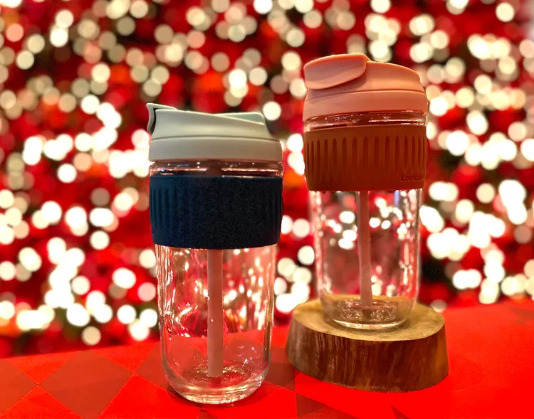 參加「閃耀心中山‧耶誕市集假期」房客可獲贈耶誕限定配色咖啡杯，並能於住宿期間享有熱飲無限暢飲的禮遇。晶華酒店提供