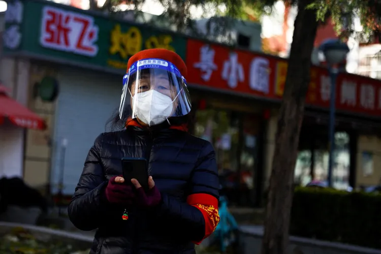 有效防疫並隔絕病毒的口罩，成了搶手的物資。路透社