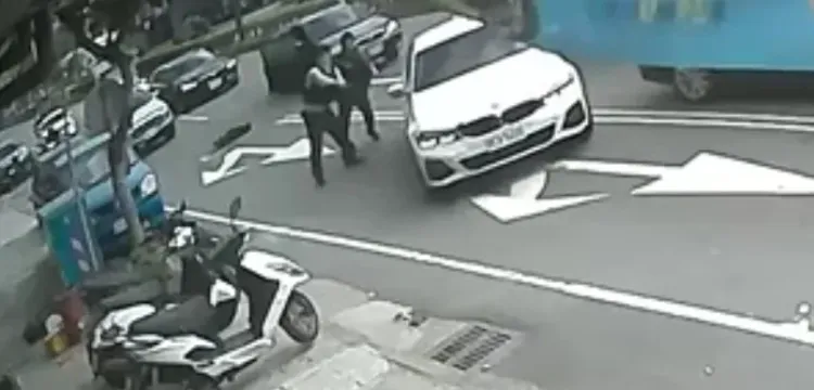 嫌犯突圍驅車逃逸差點撞上員警。民眾提供