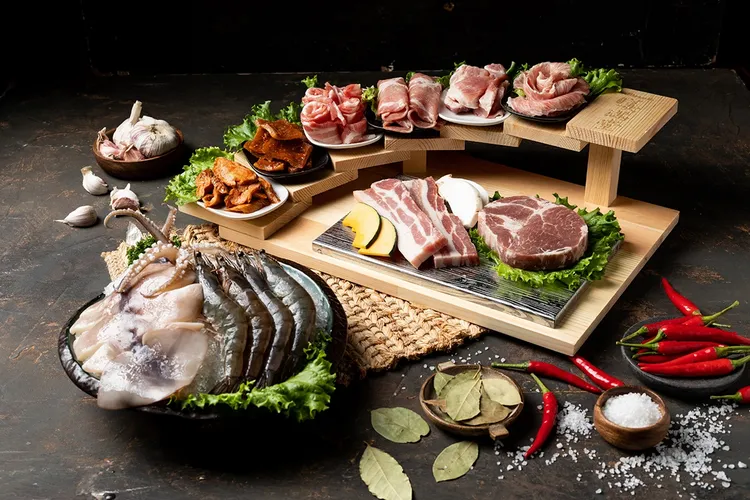 4人組合餐花樣海陸豬拼盤2999元。業者提供