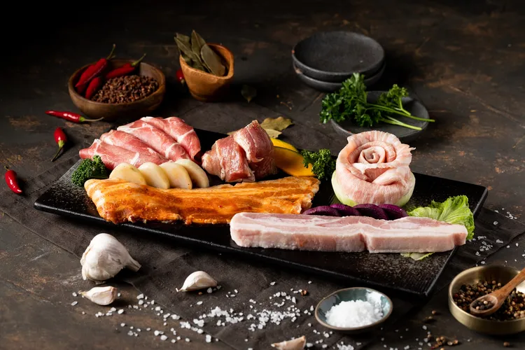 2人組合餐花漾豬拼盤1299元。業者提供