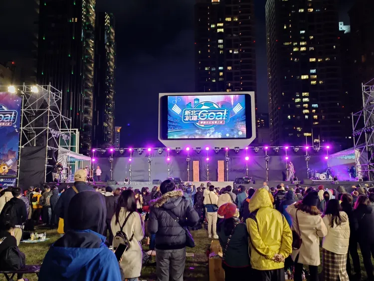 新北趴踢Goal華視世足冠軍之夜民眾不畏寒流一起看球賽。華視提供