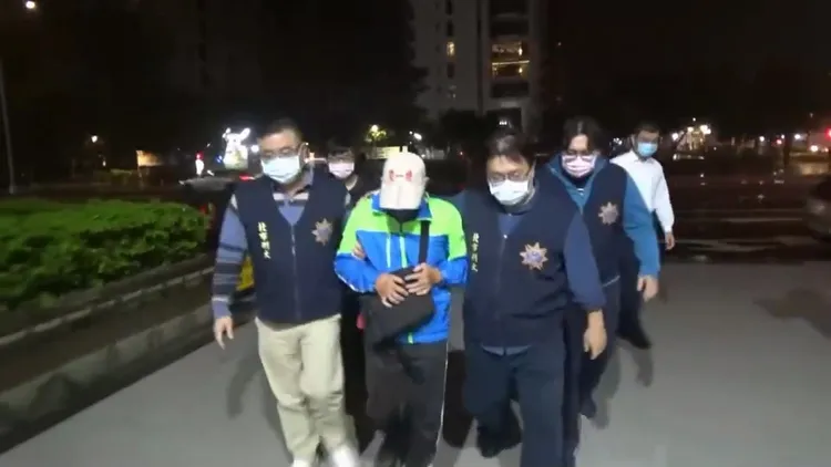 嫌犯被送進信義分局。翻攝畫面