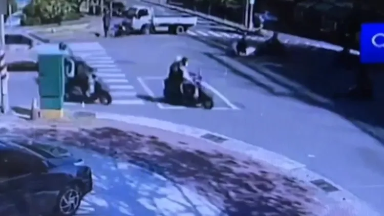 小貨車駕駛啟動戰鬥邀請按鈕，與機車騎士口角，進而發生拉扯。讀者提供