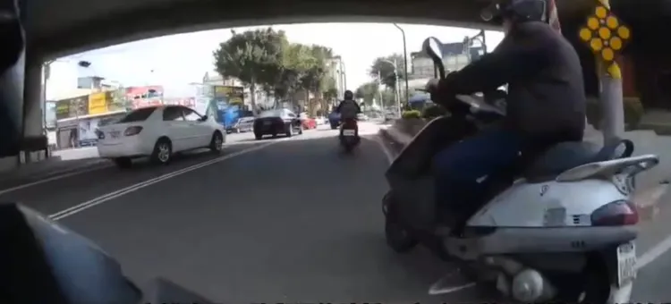 蘇姓男子（右）不滿被按喇叭，停車後出腳踹鍾姓男子的機車。翻攝自社會事新聞影音