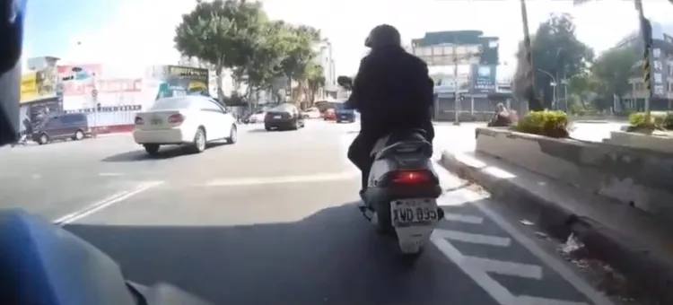 蘇姓男子放慢速度，並透過後照鏡查看是誰按他喇叭。翻攝自社會事新聞影音