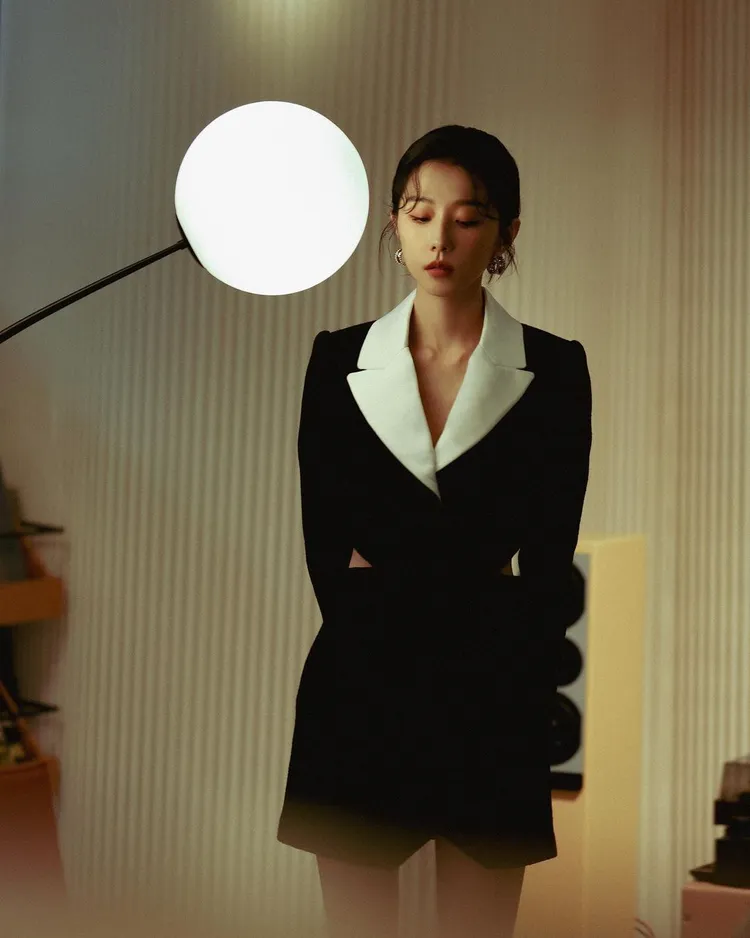 邵雨薇日前曬出的1套英國設計師品牌self-portrait黑白撞色洋裝，被粉絲說有「星期三」的風格。翻攝1989ivyshao IG