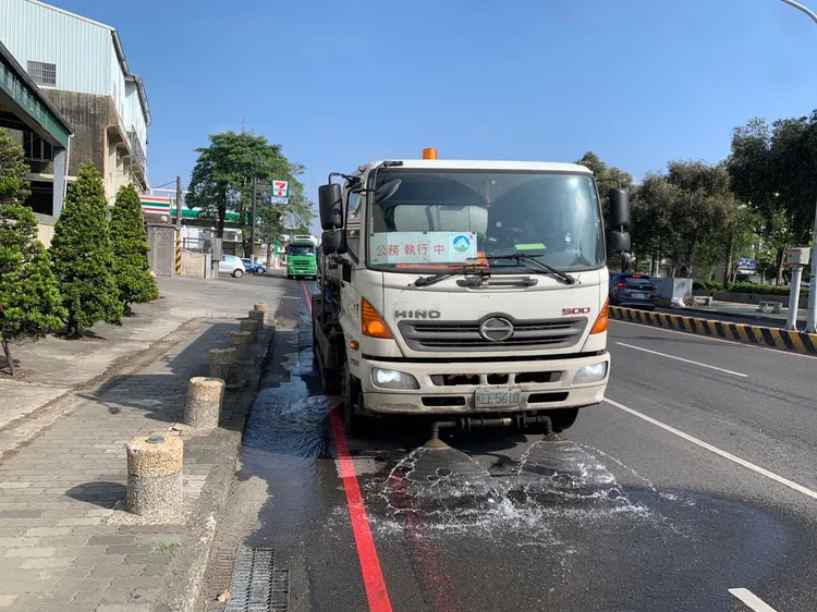 環保局利用再生水洗街。環保局提供