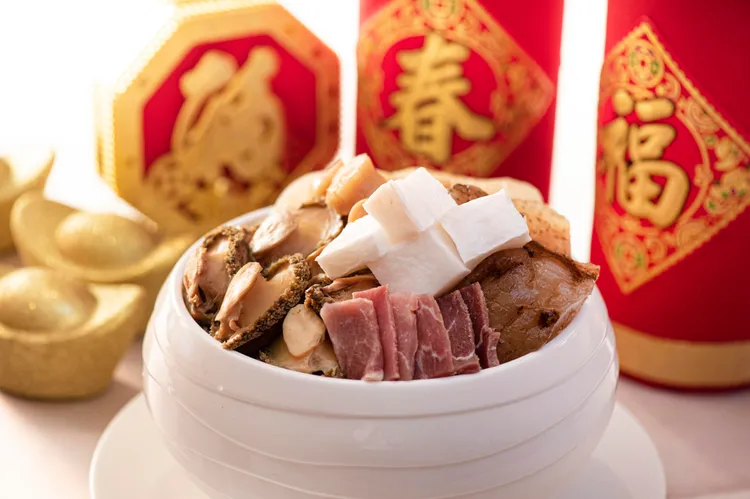 「桃花林黃湯曼波魚翅佛跳牆」甫獲媒體年菜評比金賞高度肯定，滴滴精華，鮮腴滑口。大倉久和提供