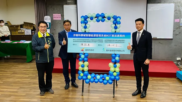 陳凱凌（左2）昨出席沙崙綠能科學城BOT簽約。資料畫面