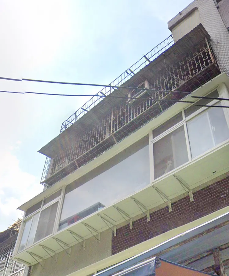 陳姓婦人獨居公寓4樓，死亡無人知曉。翻攝畫面