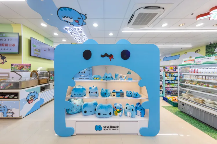 主題店獨家推出咖波小雞絨毛筆袋、造型面紙套、抱枕桌等周邊商品。業者提供 業者提供