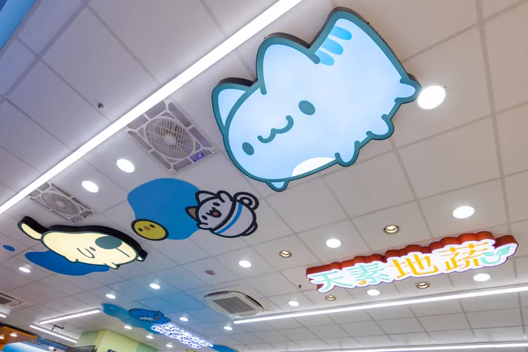 天花板有大型咖波以及狗狗燈箱。業者提供