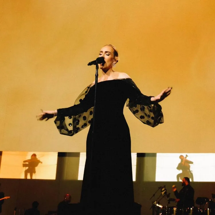 愛黛兒日前在賭城獻唱時，穿上法國時裝品牌Nina Ricci為她量身訂製的禮服登台。翻攝ninaricci IG