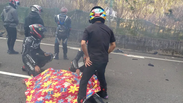 寒流來襲，其他車友為受傷騎士蓋毯子。民眾提供