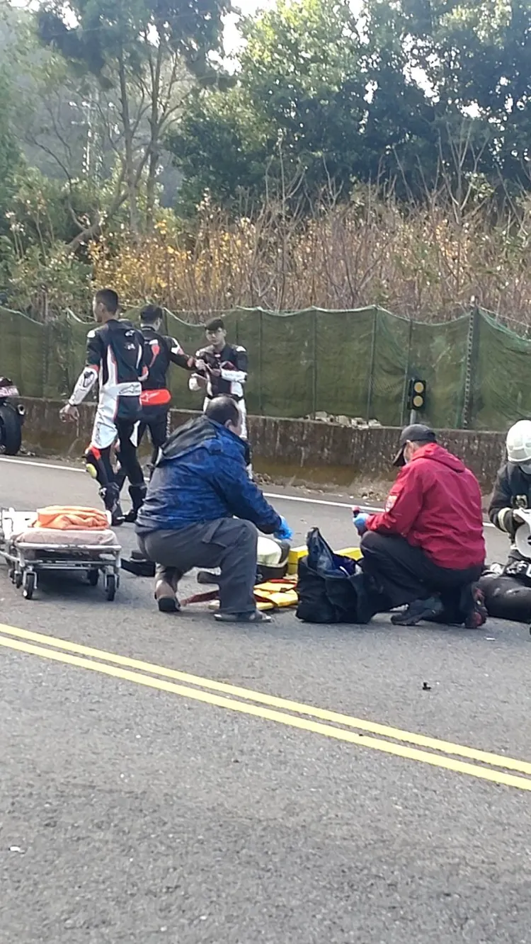 救護人員到場處置受傷的重機騎士。民眾提供