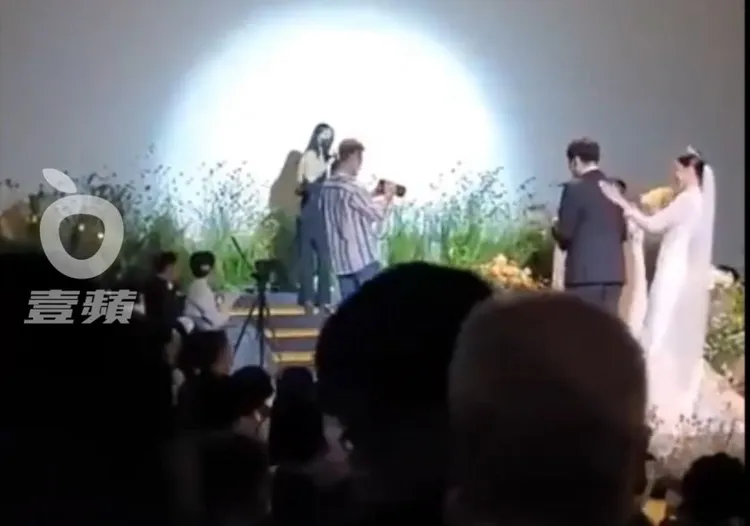 李鍾碩弟妹興奮到猛捶新郎背部6下。