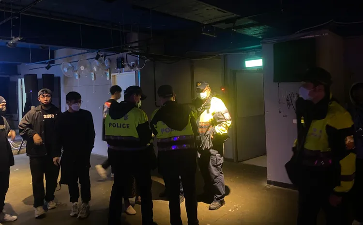 彌聲Mixing studio創辦人林冠宇向媒體控訴，今年12月初進行不插電類型音樂演唱會時，竟遭警方帶隊稽查。業者提供