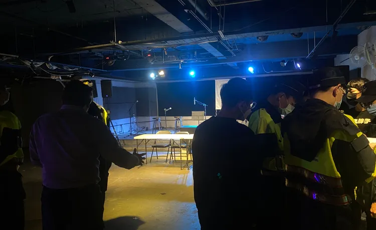 警方說明，到場後發現只能容留約78人的空間擠入250位民眾，為防止黎泰院踩踏悲劇重演，才會勸導民眾離開。業者提供