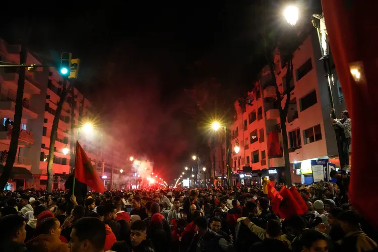 摩洛哥首都拉巴特居民徹夜狂歡，慶祝國家代表隊擊敗葡萄牙踢進四強賽。美聯社