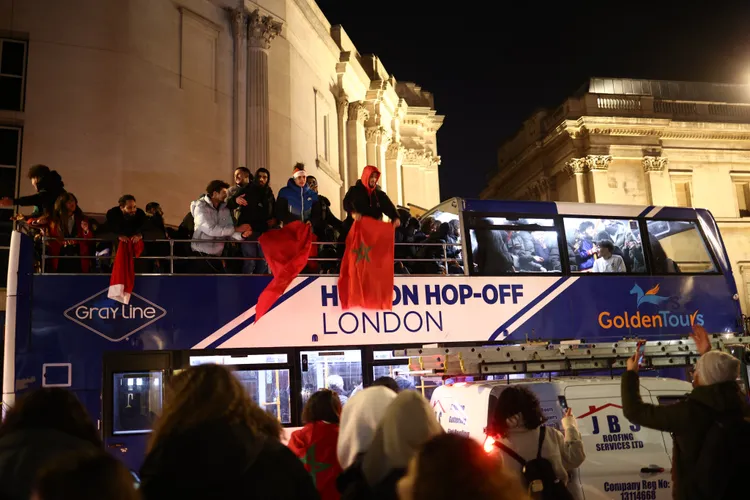 倫敦市中心多處可見慶祝摩洛哥贏球的球迷，雙層巴士也有摩洛哥國旗飛揚。路透社