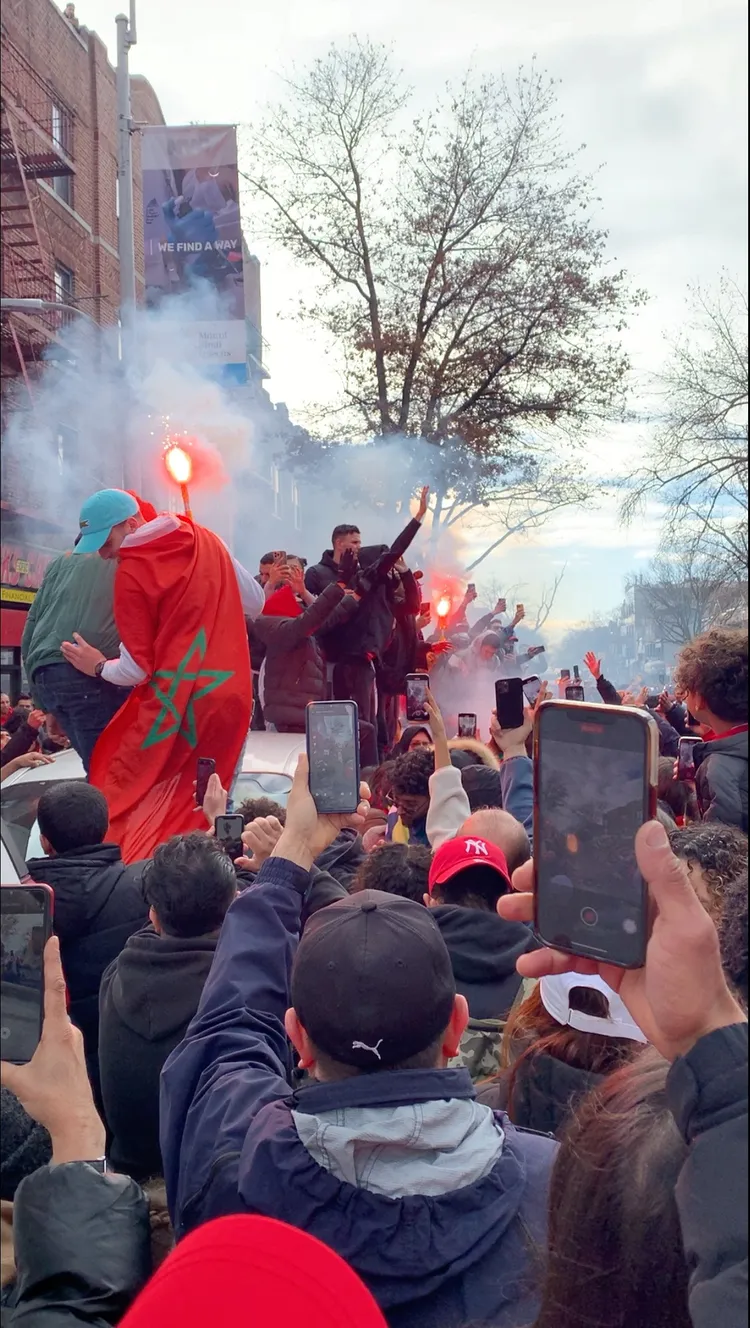 紐約市皇后區街頭大批民眾燃放鞭炮慶祝摩洛哥踢進世足四強賽。路透社