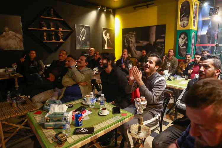 伊拉克首都巴格達民眾關注摩洛哥與葡萄牙之戰，摩洛哥贏球之際鼓掌叫好。法新社