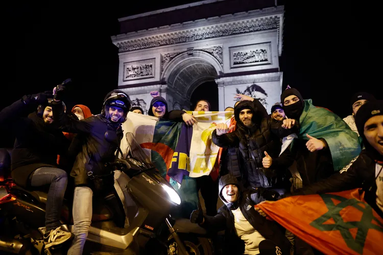 花都巴黎凱旋門前擠滿民眾慶祝摩洛哥在八強戰獲勝。路透社