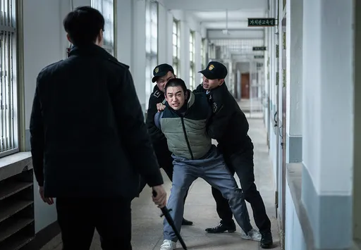 朴珍榮《失控正義》髒話連飆笑評「很自然」　裸身打鬥為弟報仇