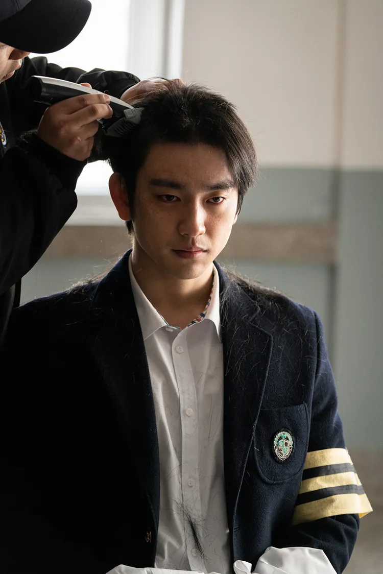 朴珍榮為戲落髮，發覺成果剃得不醜，還自己來補刀。采昌國際提供
