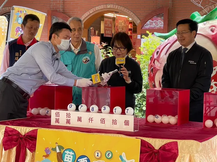 副縣長鄧桂菊在直播中抽出百萬休旅車得主，並立即打電話給中獎的張小姐道賀。苗栗縣政府提供