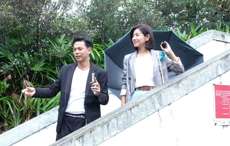 米可白（右）第一場戲就是和孫綻滾樓梯。台視提供