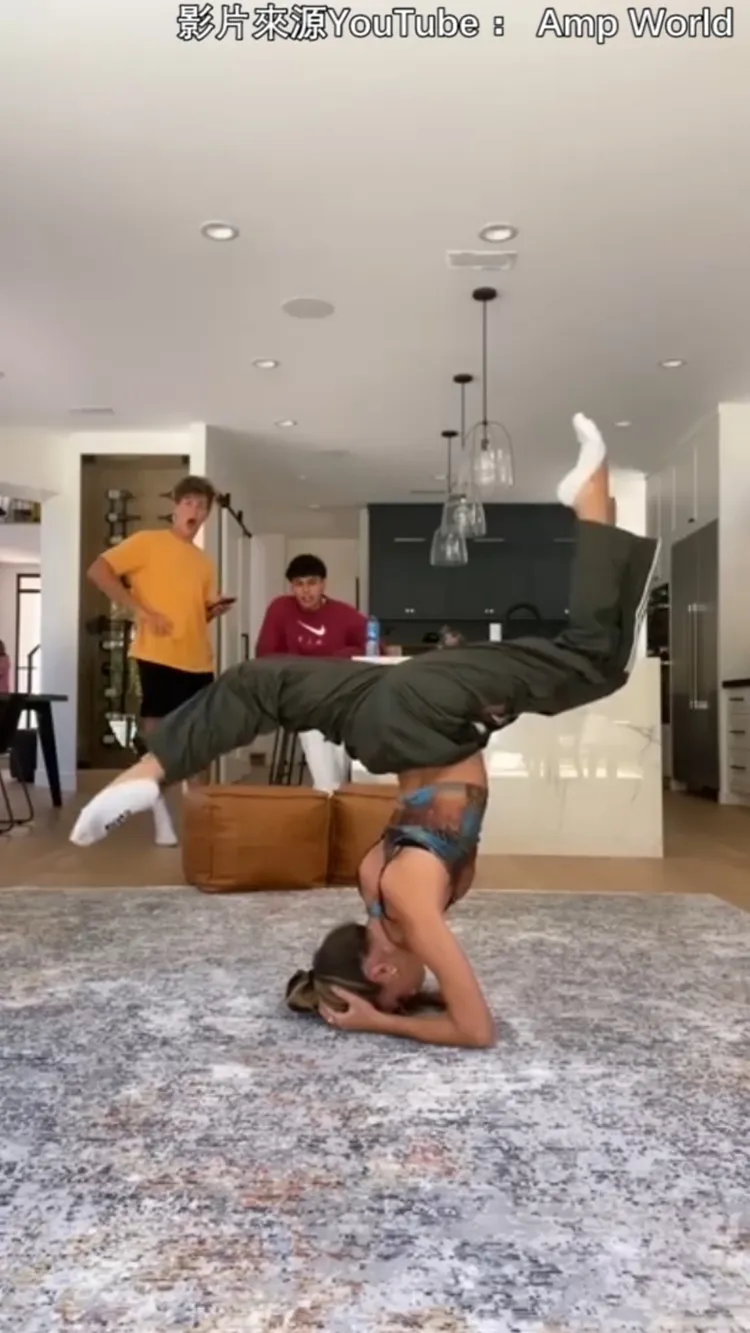 客廳裡的2名男性都看到目瞪口呆。本影片截圖經「YouTube@ Amp World」授權刊登