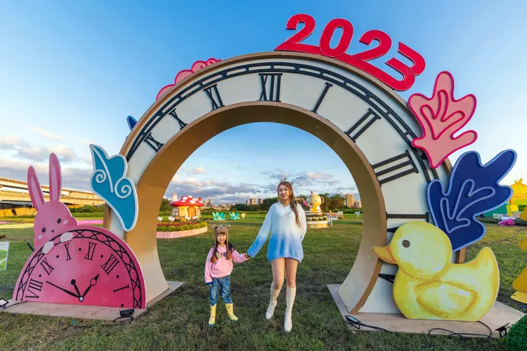 位於三重中興橋旁的鴨鴨公園也開展了，今年以「童話森林夢遊時光」為主題的鴨鴨地景藝術，自即日起展至2023年1/29。新北觀旅局提供