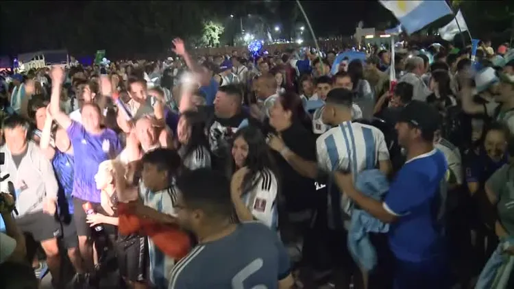 球迷19日晚間起在球隊將過夜的足協訓練中心附近，等待足球英雄歸來。路透社