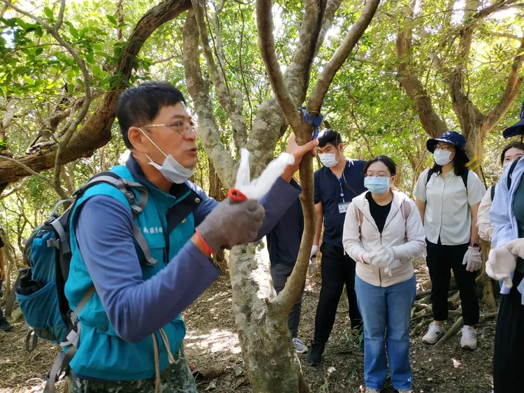 林務第一線的護管人員講解在森林中如何與盜採的山老山鼠鬥智鬥法。屏東林管處提供
