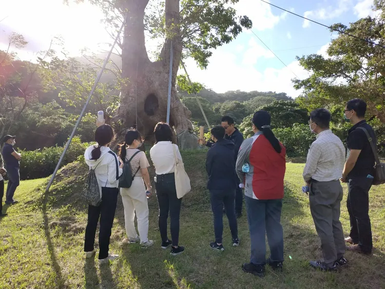 保七警察講解如何舉證。屏東林管處提供