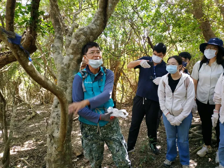 林務第一線護管人員講解如何巡查防範盜採。屏東林管處提供