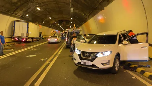 國三嘉義蘭潭隧道5車連環撞　女駕駛送醫不治！另傳2傷